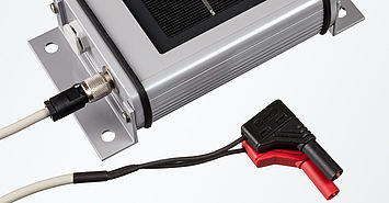 Solaren Bestrahlungsstärkesensor mit Anschlusssteckern für Multimeter als Referenzzelle für das PV-Monitoring